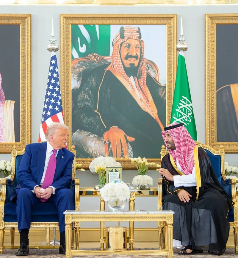 سمو سيدي ولي العهد في مقدمة مستقبلي فخامة رئيس الولايات المتحدة الأمريكية لدى وصوله المملكة. - صورة 10