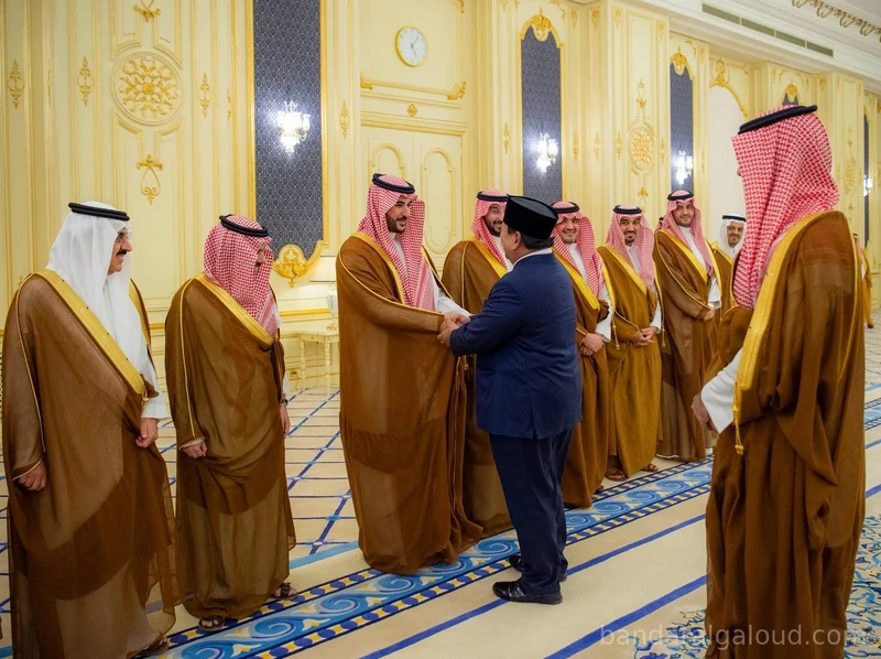 سمو سيدي ولي العهد يستقبل في قصر السلام بجدة، رئيس جمهورية إندونيسيا، ويقيم مراسم استقبال رسمية لفخامته - صورة 10