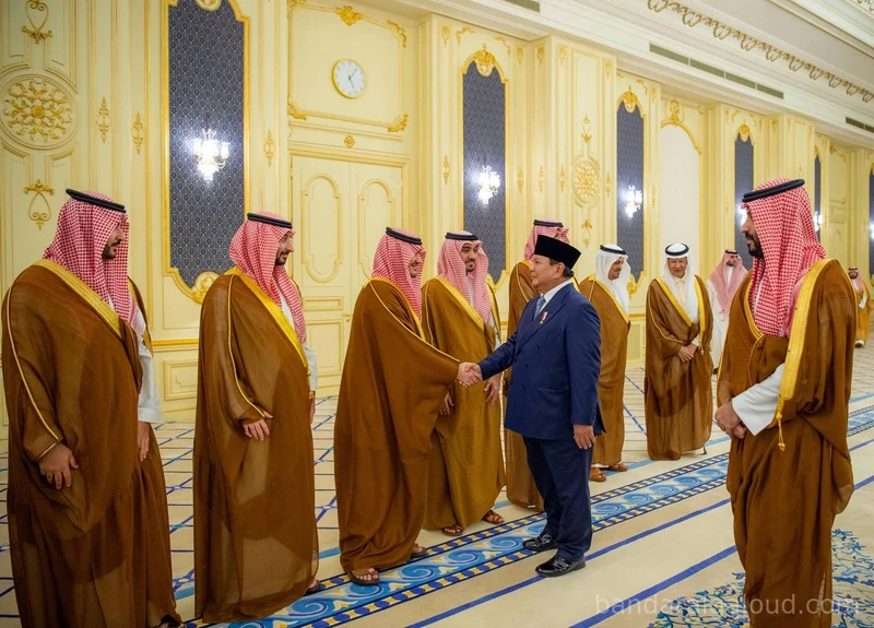 سمو سيدي ولي العهد يستقبل في قصر السلام بجدة، رئيس جمهورية إندونيسيا، ويقيم مراسم استقبال رسمية لفخامته - صورة 11