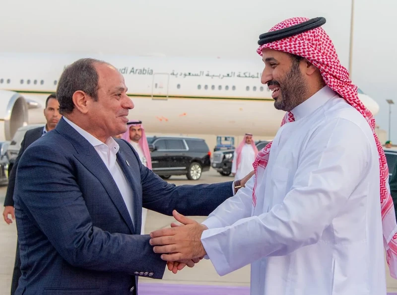 سمو سيدي ولي العهد في مقدمة مودعي رئيس جمهورية مصر العربية بنيوم - صورة 3
