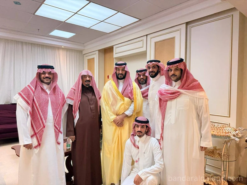 سمو سيدي ولي العهد يزور الشيخ بدر بن هزاع بن شقير الدويش في المستشفى - صورة 2