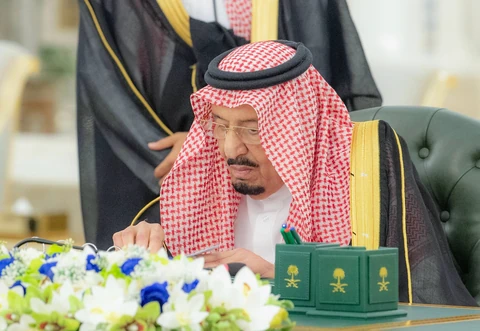 سيدي خادم الحرمين الشريفين يرأس جلسة مجلس الوزراء في جدة
