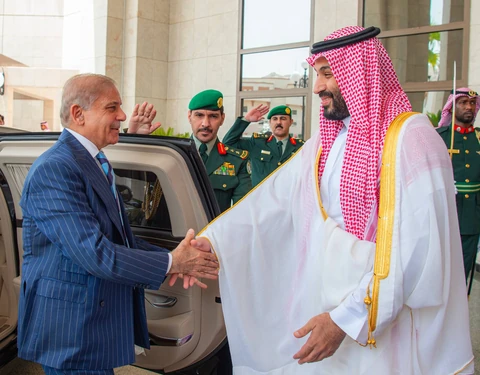 سمو سيدي ولي العهد يلتقي في مكة المكرمة رئيس الوزراء في جمهورية باكستان الإسلامية