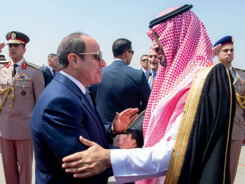 سمو سيدي ولي العهد يصل إلى العاصمة المصرية القاهرة، في زيارة عمل، وفي مقدمة مستقبليه فخامة الرئيس المصري.