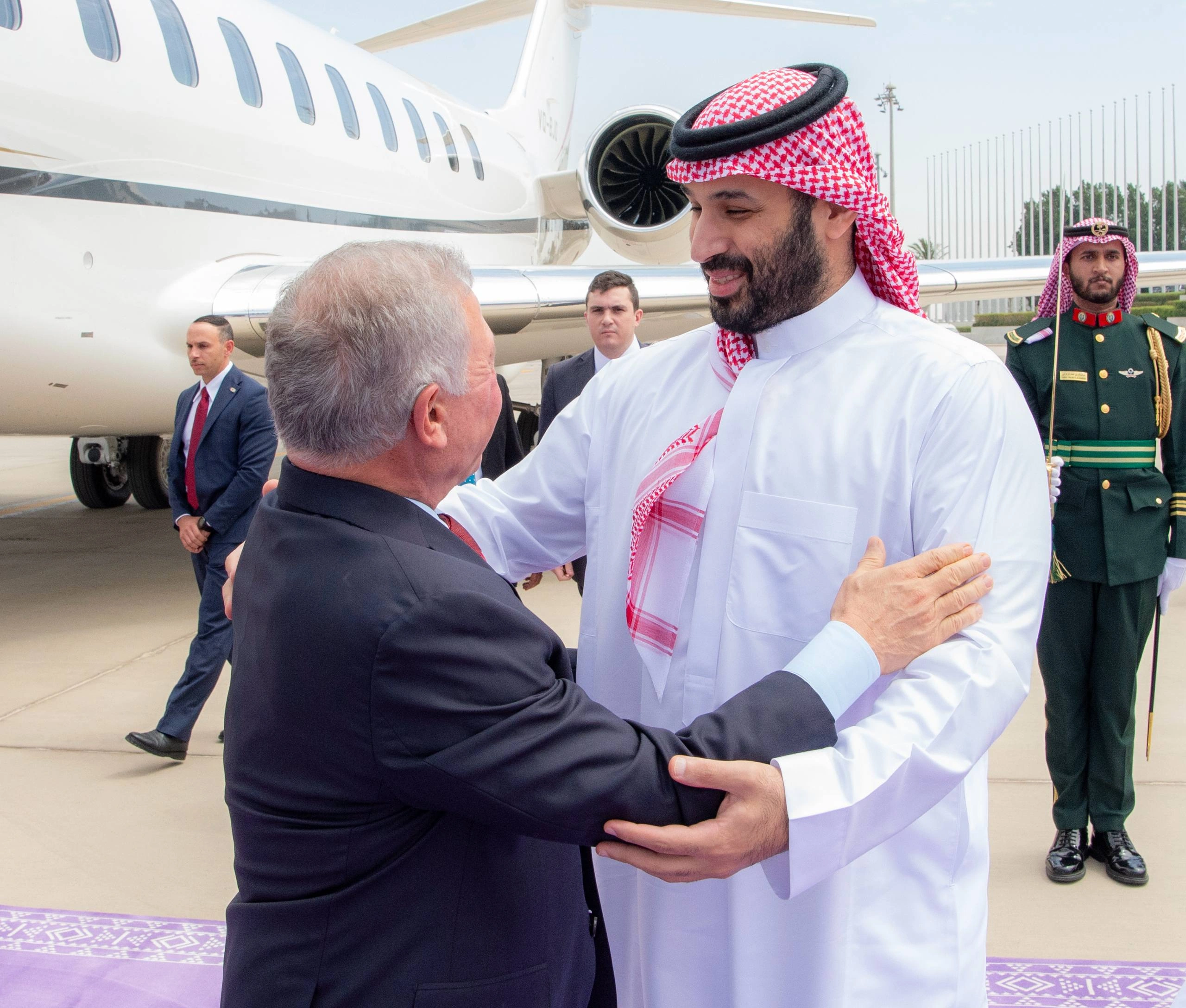 سمو سيدي ولي العهد في مقدمة مستقبلي جلالة ملك الأردن لدى وصوله جدة - صورة 1