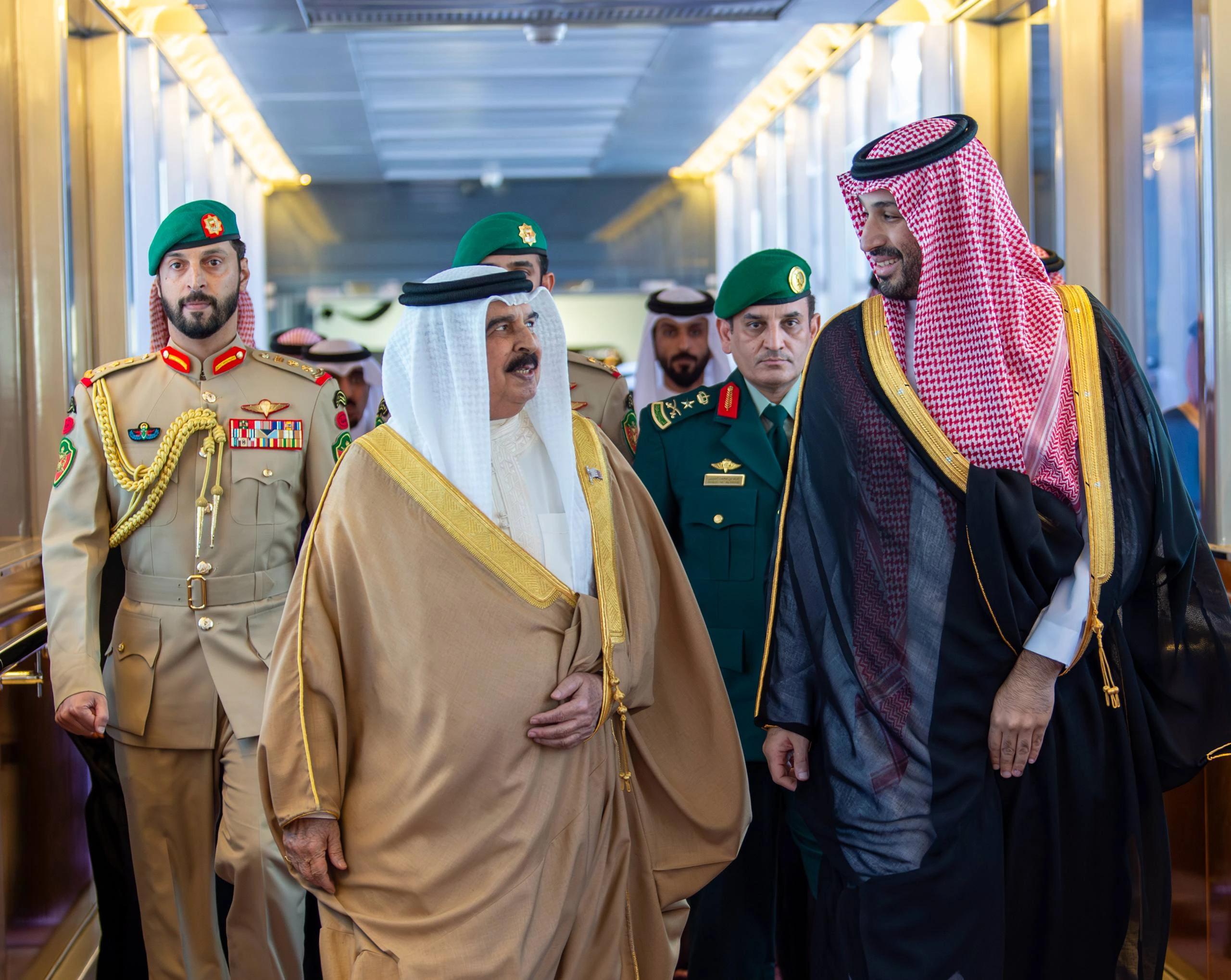 جلالة ملك مملكة البحرين يصل إلى جدة للمشاركة في القمة الخليجية التشاورية - صورة 1