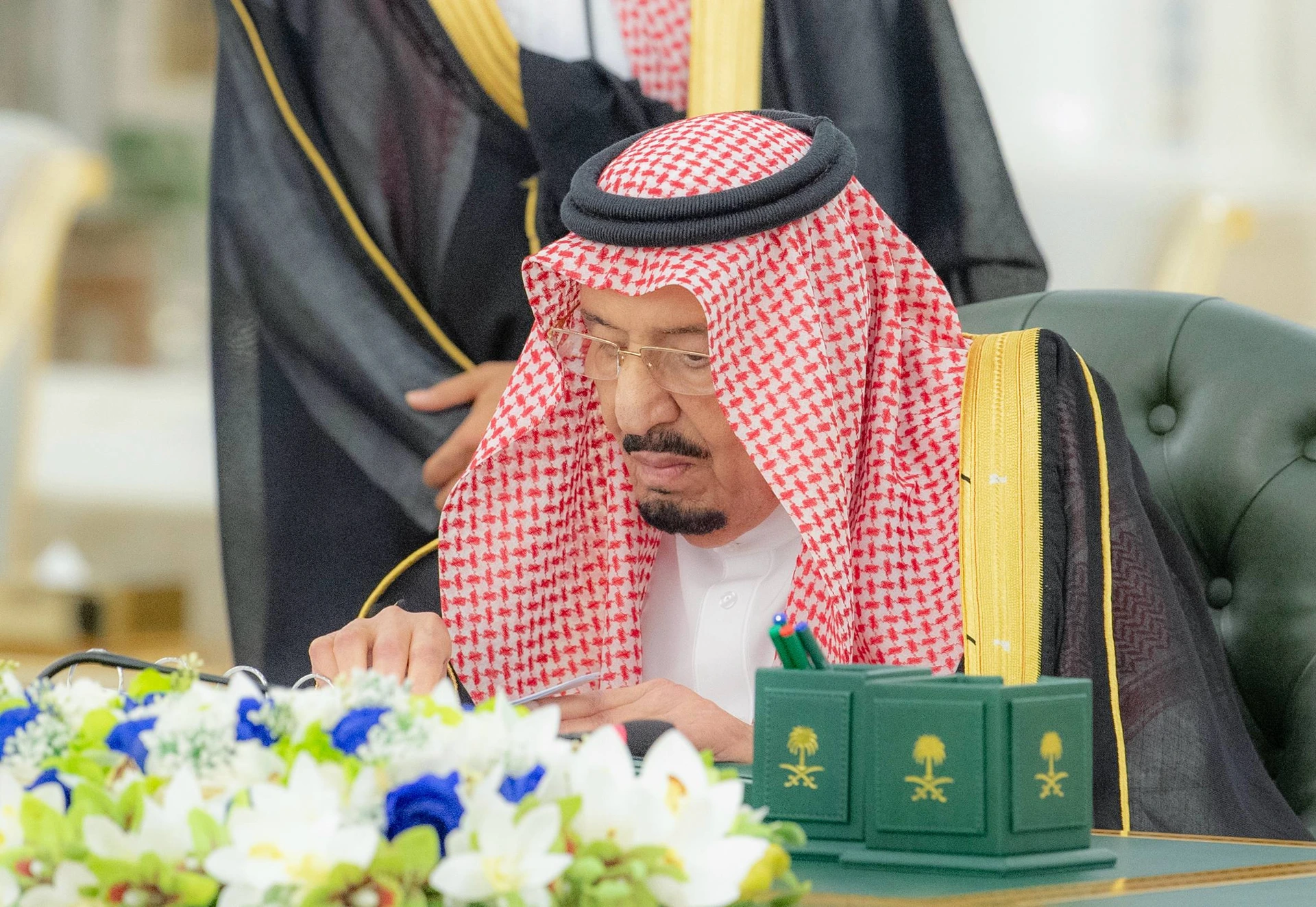 سيدي خادم الحرمين الشريفين يرأس جلسة مجلس الوزراء في جدة - صورة 1