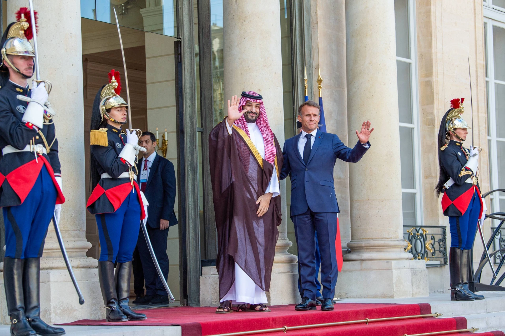 سمو سيدي ولي العهد يصل إلى قصر الإليزيه في العاصمة باريس وفي مقدمة مستقبليه فخامة رئيس الجمهورية الفرنسية. - صورة 1