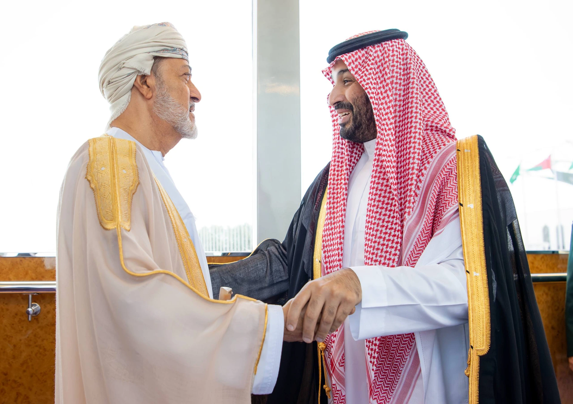 سلطان عُمان يصل إلى جدة وسمو سيدي ولي العهد في مقدمة مستقبليه - صورة 1