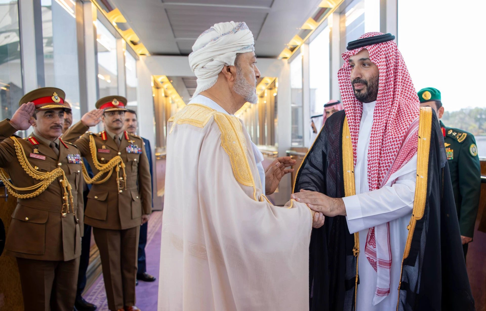 سلطان عُمان يغادر جدة وسمو سيدي ولي العهد في مقدمة مودعيه. - صورة 1