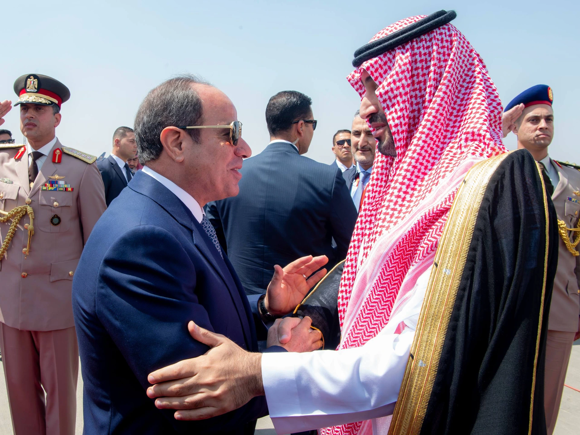 سمو سيدي ولي العهد يصل إلى العاصمة المصرية القاهرة، في زيارة عمل، وفي مقدمة مستقبليه فخامة الرئيس المصري. - صورة 1