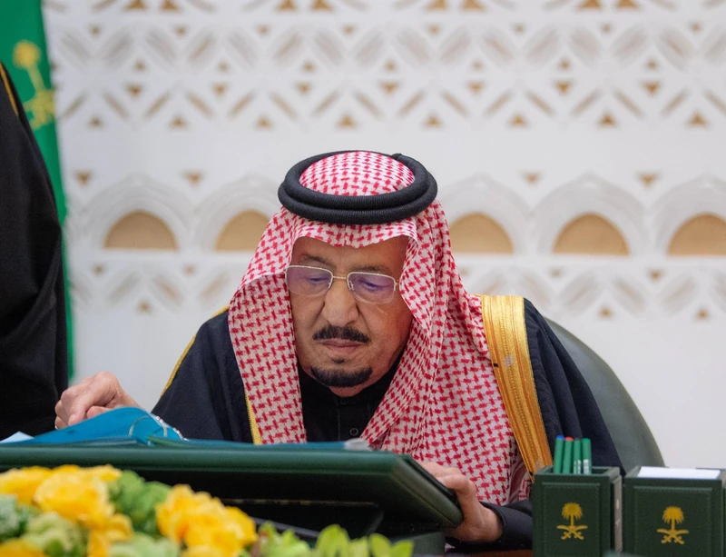 سيدي خادم الحرمين الشريفين يرأس جلسة مجلس الوزراء في الرياض - صورة 6