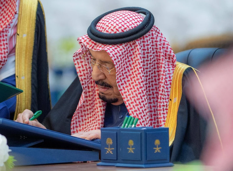 سيدي خادم الحرمين الشريفين يرأس جلسة مجلس الوزراء في الرياض - صورة 2