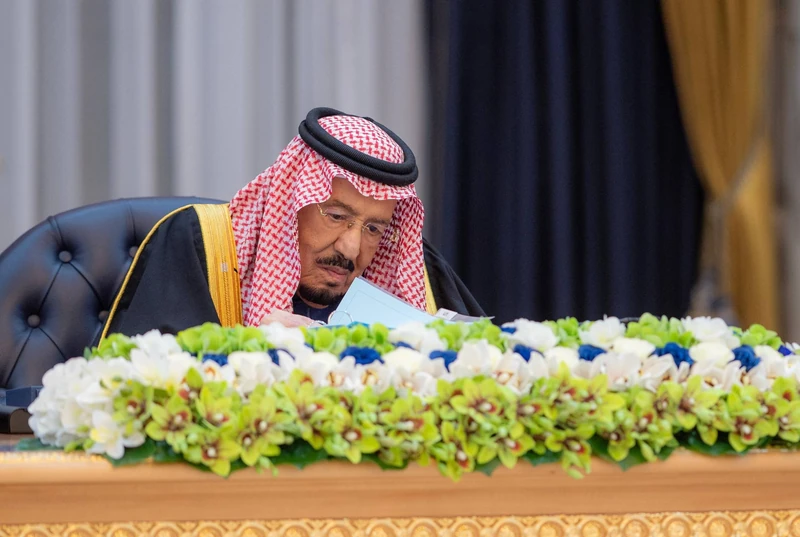 سيدي خادم الحرمين الشريفين يرأس جلسة مجلس الوزراء في الرياض - صورة 3