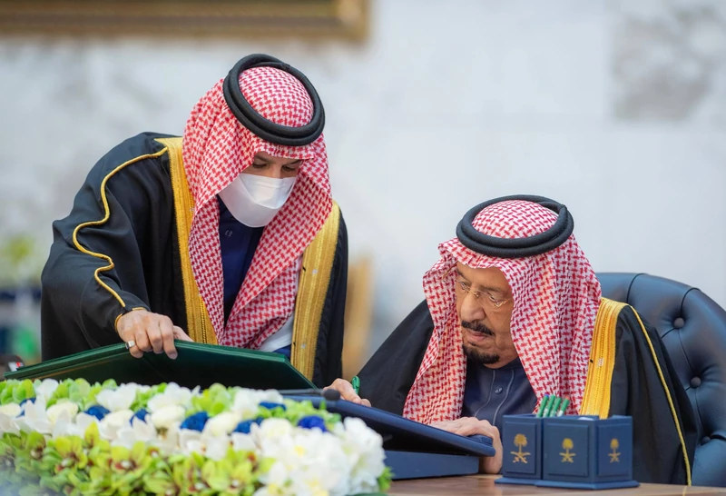 سيدي خادم الحرمين الشريفين يرأس جلسة مجلس الوزراء في الرياض - صورة 4