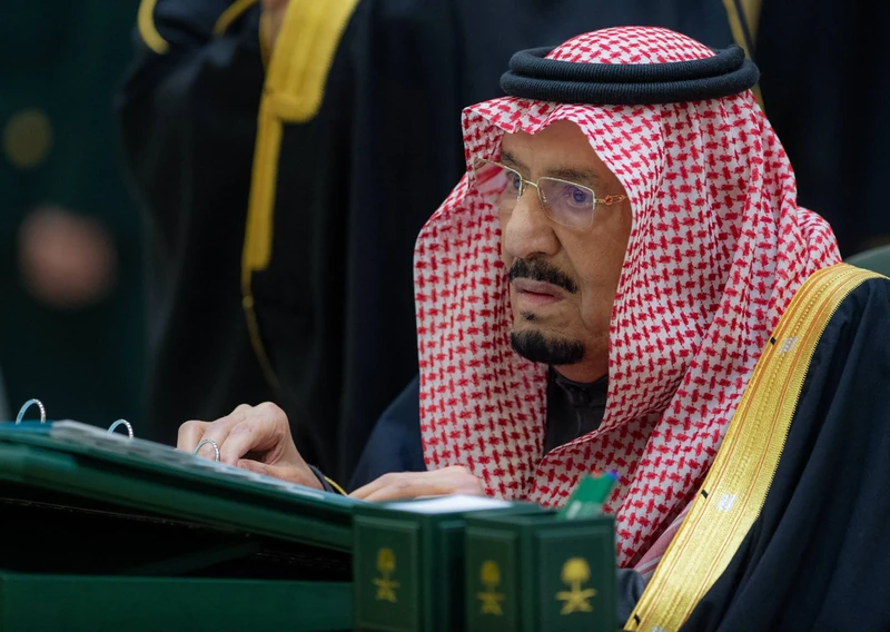سيدي خادم الحرمين الشريفين يرأس جلسة مجلس الوزراء في الرياض - صورة 2