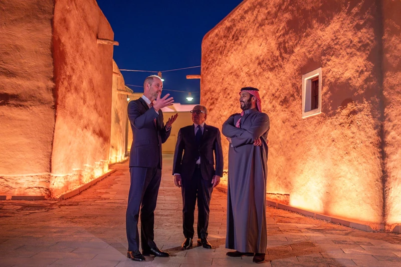 سمو سيدي ولي العهد يستقبل ولي عهد بريطانيا ويصطحبه في جولة بحي الطريف التاريخي بالدرعية - صورة 3
