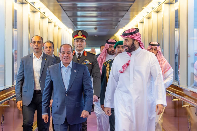 فخامة رئيس جمهورية مصر العربية يصل إلى جدة وسمو سيدي ولي العهد في مقدمة مستقبليه - صورة 2