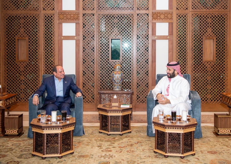 فخامة رئيس جمهورية مصر العربية يصل إلى جدة وسمو سيدي ولي العهد في مقدمة مستقبليه - صورة 3
