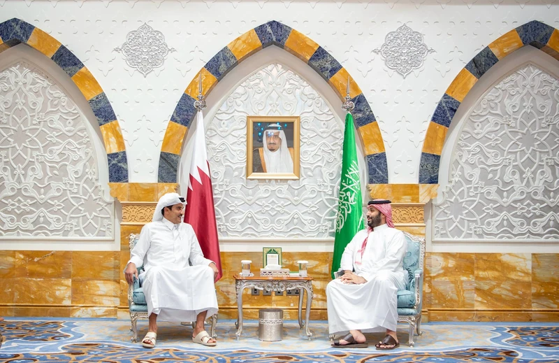 سمو سيدي ولي العهد في مقدمة مستقبلي سمو أمير دولة قطر لدى وصوله جدة - صورة 2