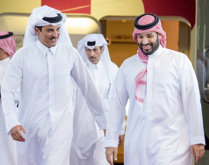 سمو سيدي ولي العهد في مقدمة مستقبلي سمو أمير دولة قطر لدى وصوله جدة - صورة 3