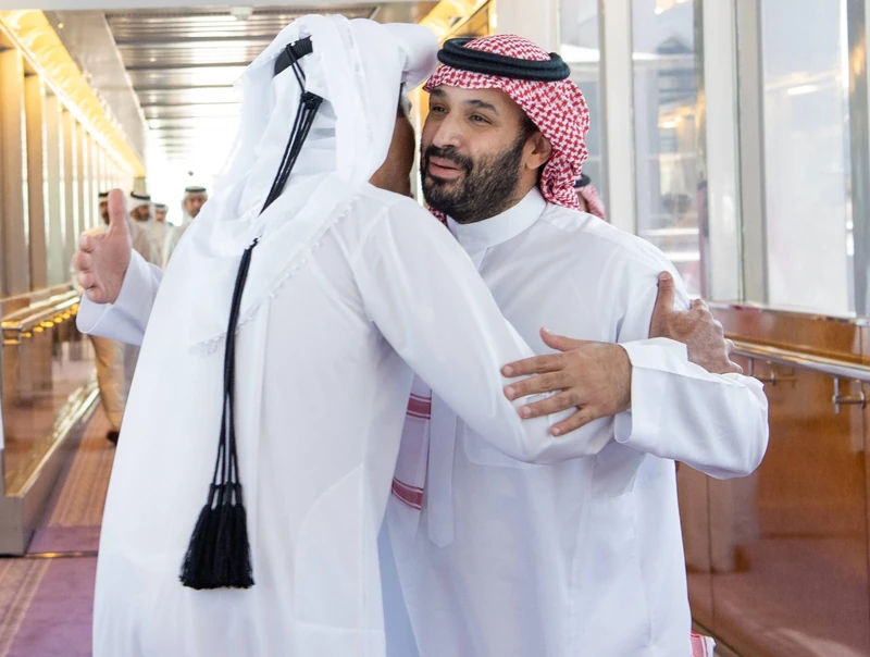 سمو سيدي ولي العهد في مقدمة مستقبلي سمو أمير دولة قطر لدى وصوله جدة - صورة 4