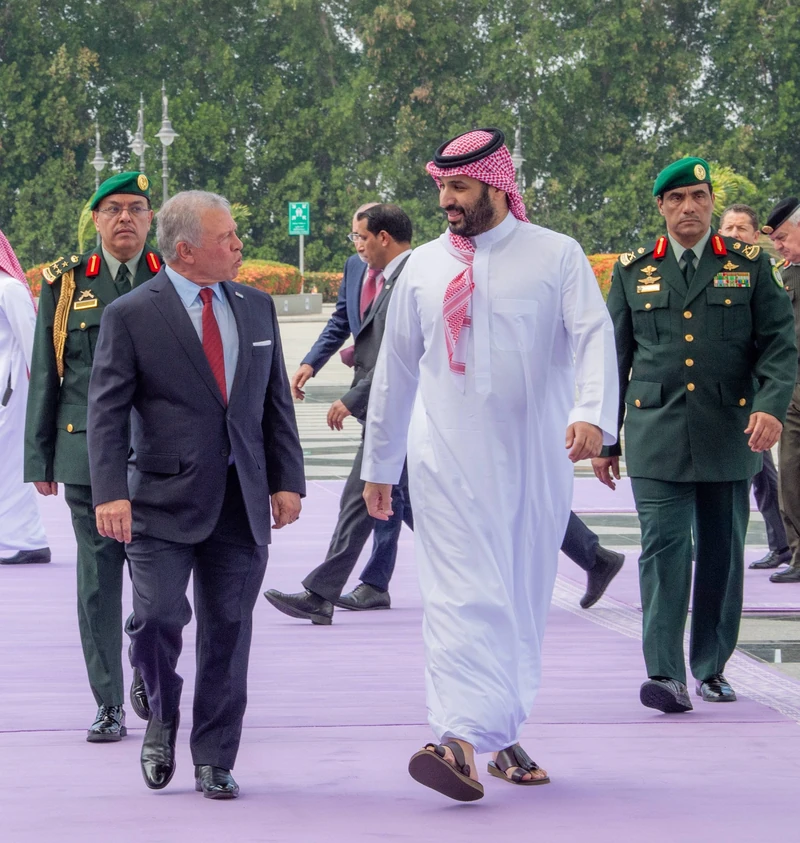 سمو سيدي ولي العهد في مقدمة مستقبلي جلالة ملك الأردن لدى وصوله جدة - صورة 2