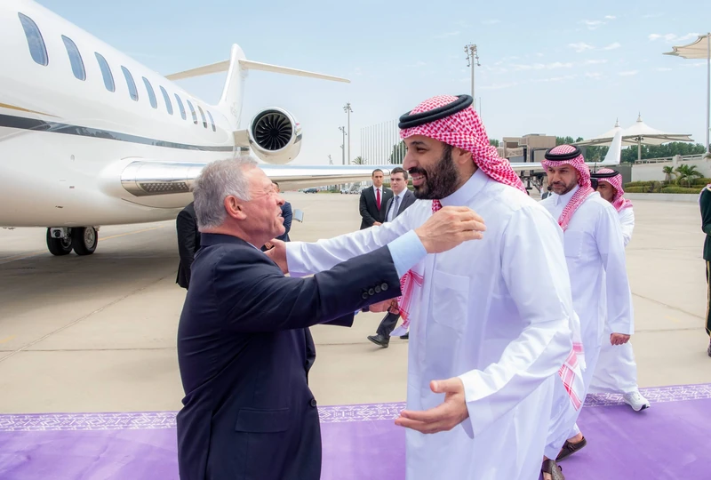 سمو سيدي ولي العهد في مقدمة مستقبلي جلالة ملك الأردن لدى وصوله جدة - صورة 3