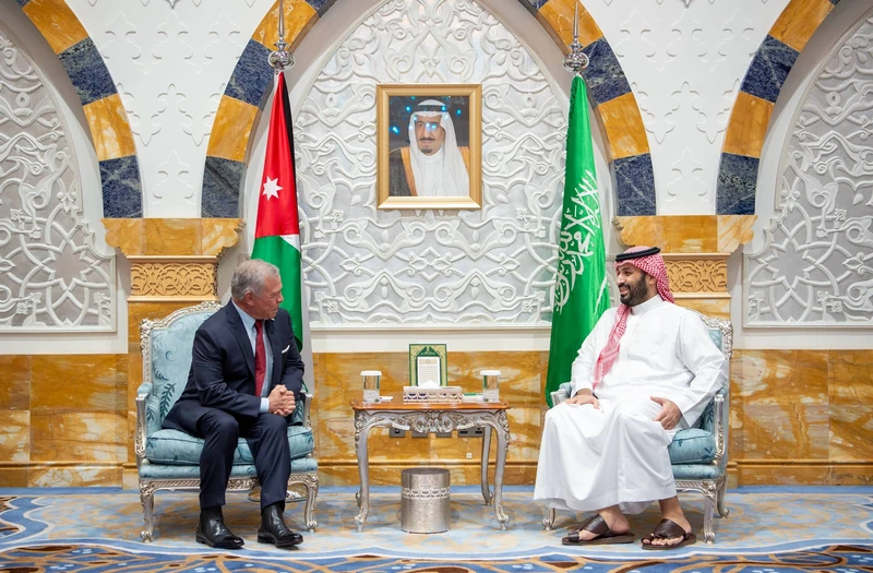 سمو سيدي ولي العهد في مقدمة مستقبلي جلالة ملك الأردن لدى وصوله جدة - صورة 4