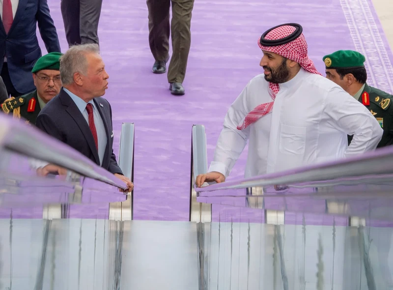 سمو سيدي ولي العهد في مقدمة مستقبلي جلالة ملك الأردن لدى وصوله جدة - صورة 5
