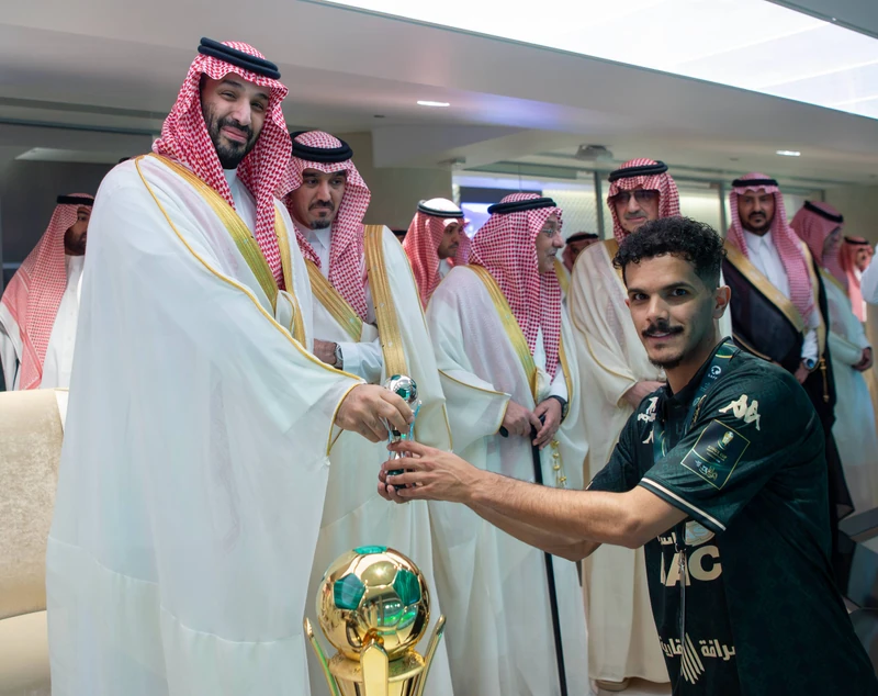 سمو سيدي ولي العهد يتوّج فريق الهلال بكأس خادم الحرمين الشريفين - صورة 19