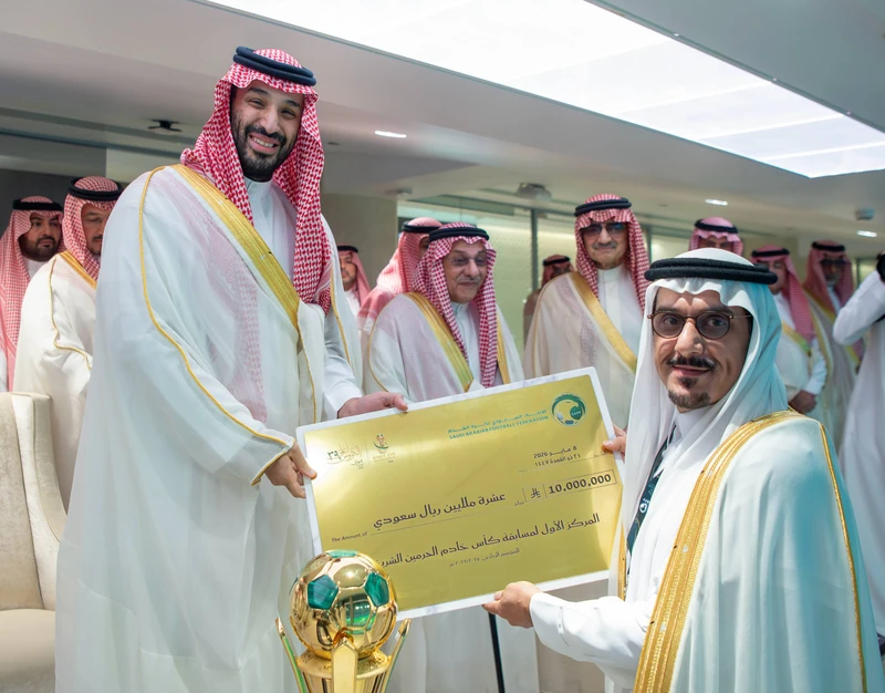 سمو سيدي ولي العهد يتوّج فريق الهلال بكأس خادم الحرمين الشريفين - صورة 4