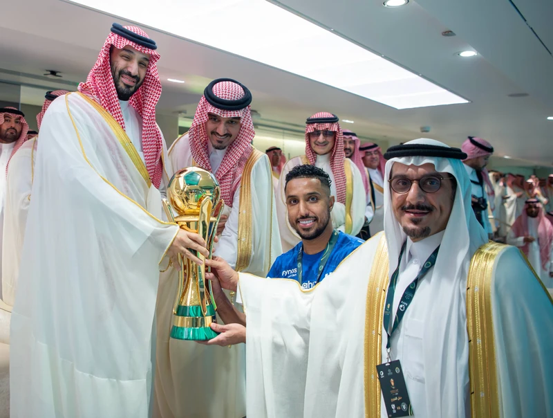سمو سيدي ولي العهد يتوّج فريق الهلال بكأس خادم الحرمين الشريفين - صورة 2