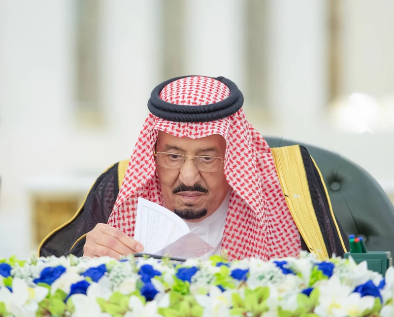 سيدي خادم الحرمين الشريفين يرأس جلسة مجلس الوزراء في جدة - صورة 2