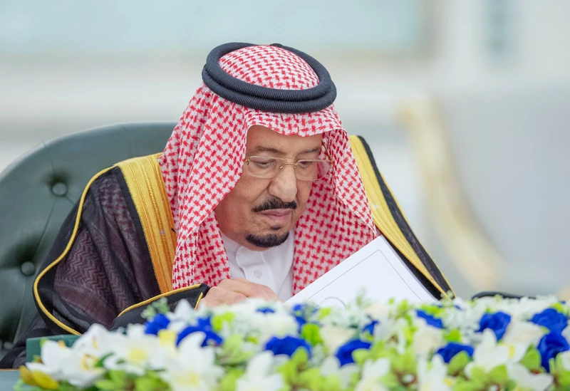 سيدي خادم الحرمين الشريفين يرأس جلسة مجلس الوزراء في جدة - صورة 5