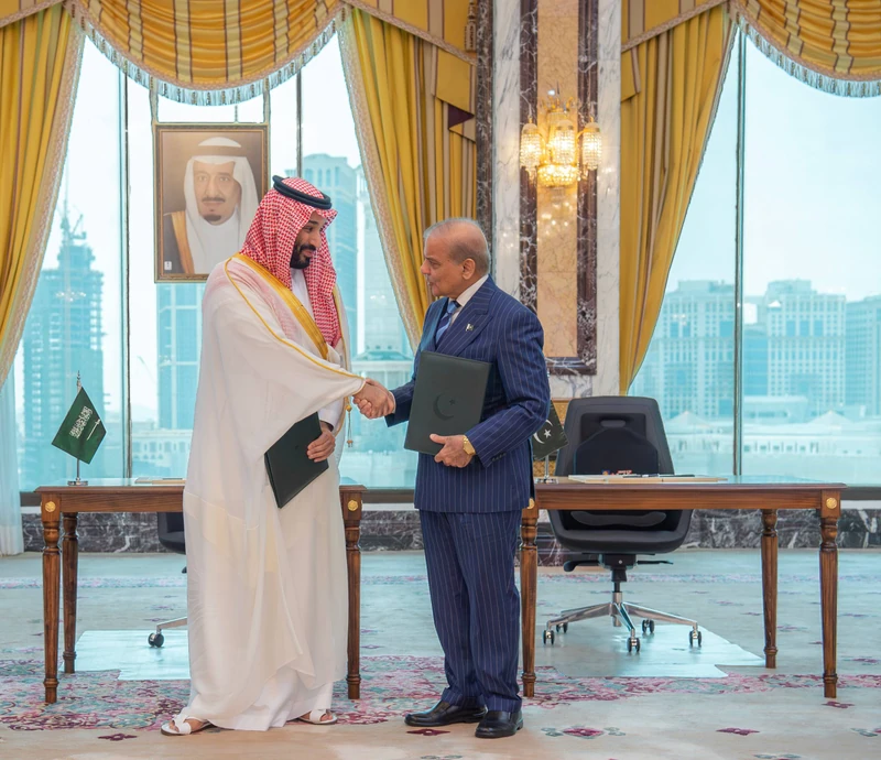 جانب من توقيع سمو سيدي ولي العهد والرئيس التركي ورئيس وزراء باكستان - صورة 3