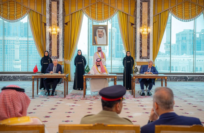 جانب من توقيع سمو سيدي ولي العهد والرئيس التركي ورئيس وزراء باكستان - صورة 2