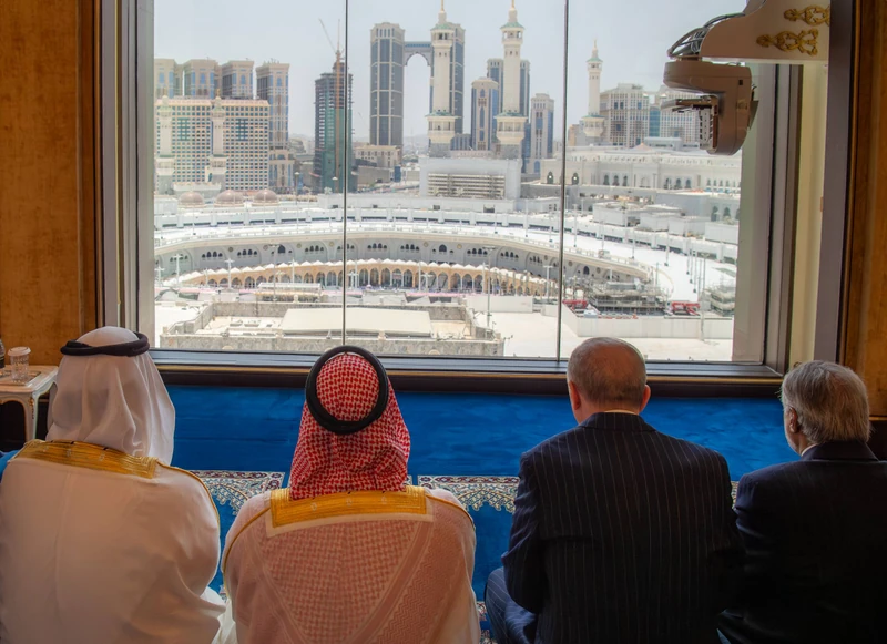 سمو سيدي ولي العهد ورئيس تركيا ورئيس وزراء باكستان يؤدون صلاة الجمعة بالمسجد الحرام - صورة 3