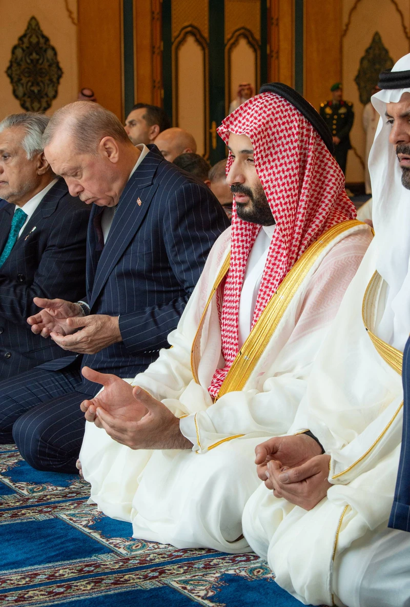 سمو سيدي ولي العهد ورئيس تركيا ورئيس وزراء باكستان يؤدون صلاة الجمعة بالمسجد الحرام - صورة 4