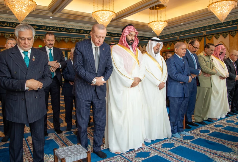 سمو سيدي ولي العهد ورئيس تركيا ورئيس وزراء باكستان يؤدون صلاة الجمعة بالمسجد الحرام - صورة 2