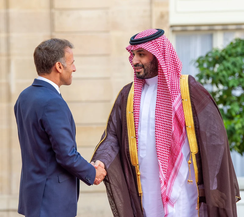 سمو سيدي ولي العهد يصل إلى قصر الإليزيه في العاصمة باريس وفي مقدمة مستقبليه فخامة رئيس الجمهورية الفرنسية. - صورة 5