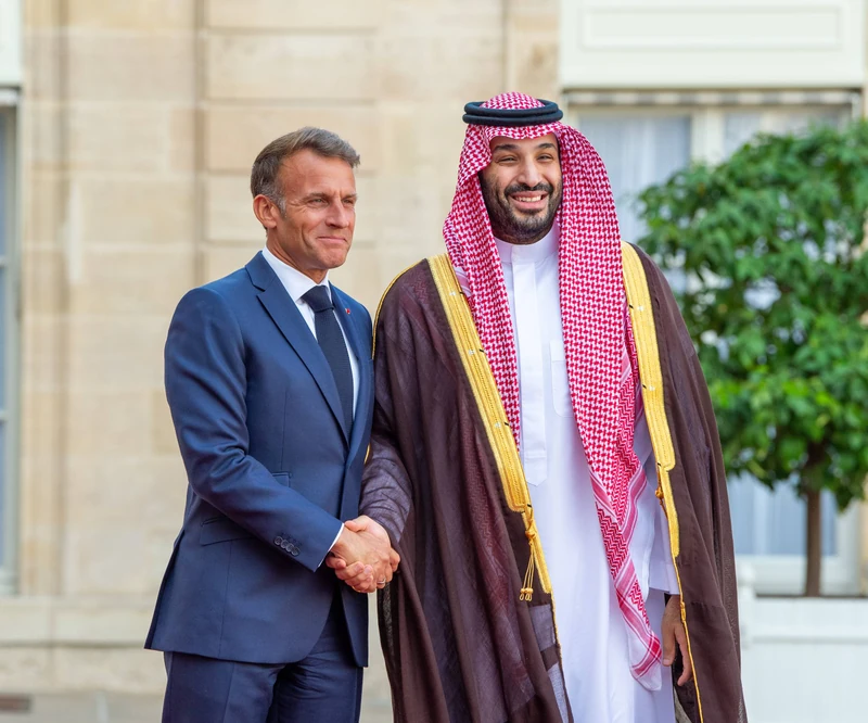 سمو سيدي ولي العهد يصل إلى قصر الإليزيه في العاصمة باريس وفي مقدمة مستقبليه فخامة رئيس الجمهورية الفرنسية. - صورة 4