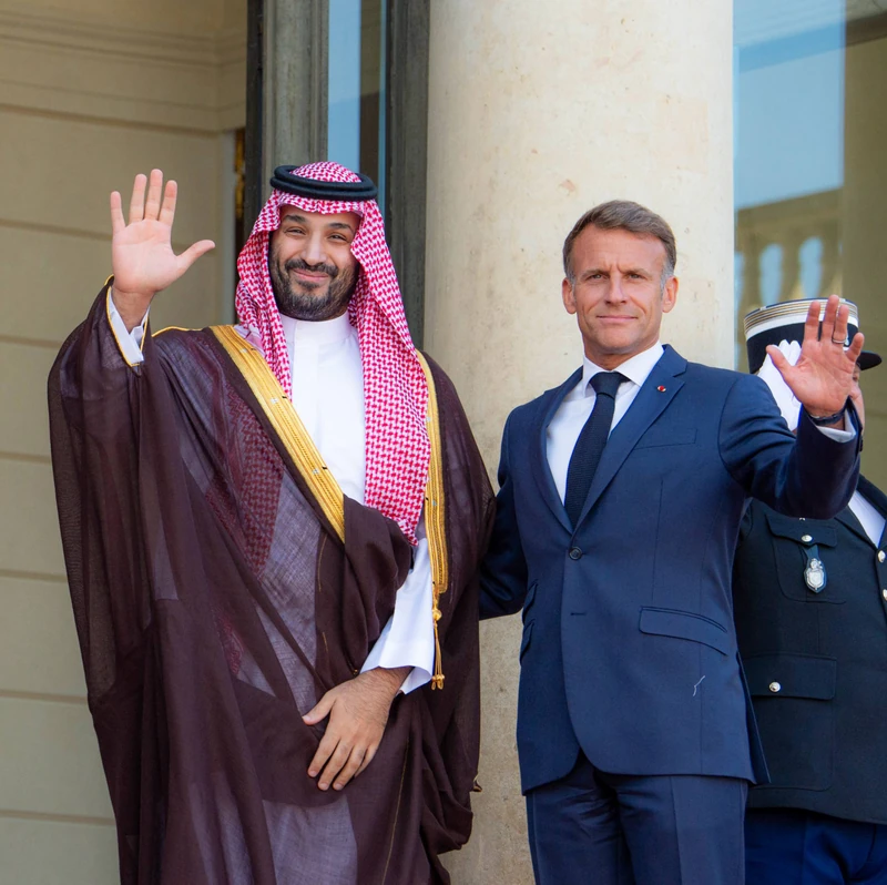 سمو سيدي ولي العهد يصل إلى قصر الإليزيه في العاصمة باريس وفي مقدمة مستقبليه فخامة رئيس الجمهورية الفرنسية. - صورة 6