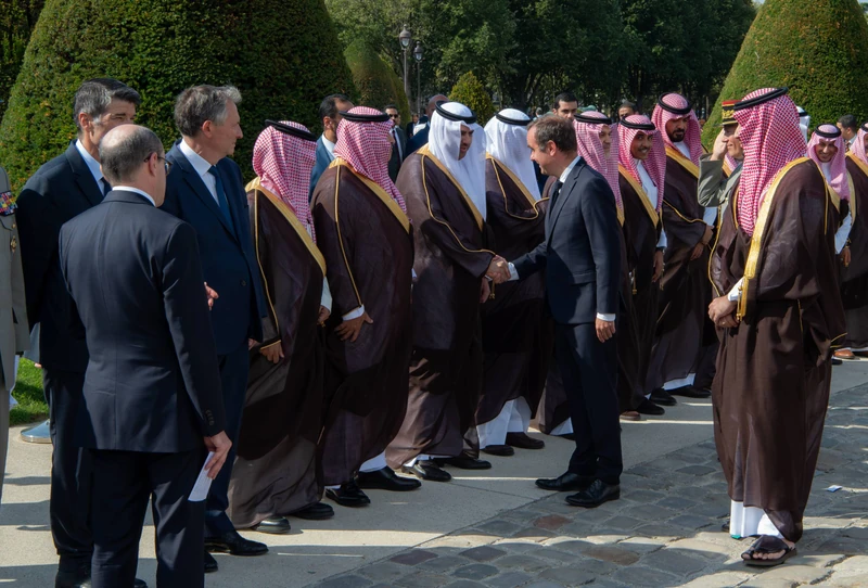 سمو سيدي ولي العهد يصل إلى قصر الإنفاليد في العاصمة باريس مستهلًا زيارة دولة إلى الجمهورية الفرنسية. - صورة 13
