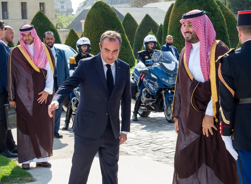 سمو سيدي ولي العهد يصل إلى قصر الإنفاليد في العاصمة باريس مستهلًا زيارة دولة إلى الجمهورية الفرنسية. - صورة 4