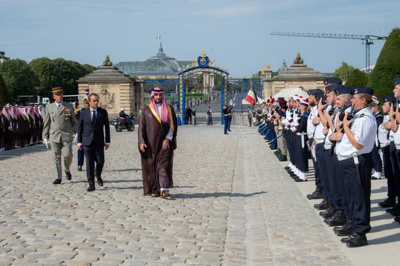 سمو سيدي ولي العهد يصل إلى قصر الإنفاليد في العاصمة باريس مستهلًا زيارة دولة إلى الجمهورية الفرنسية. - صورة 6
