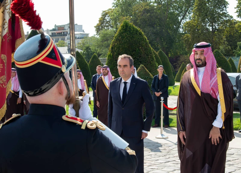 سمو سيدي ولي العهد يصل إلى قصر الإنفاليد في العاصمة باريس مستهلًا زيارة دولة إلى الجمهورية الفرنسية. - صورة 3