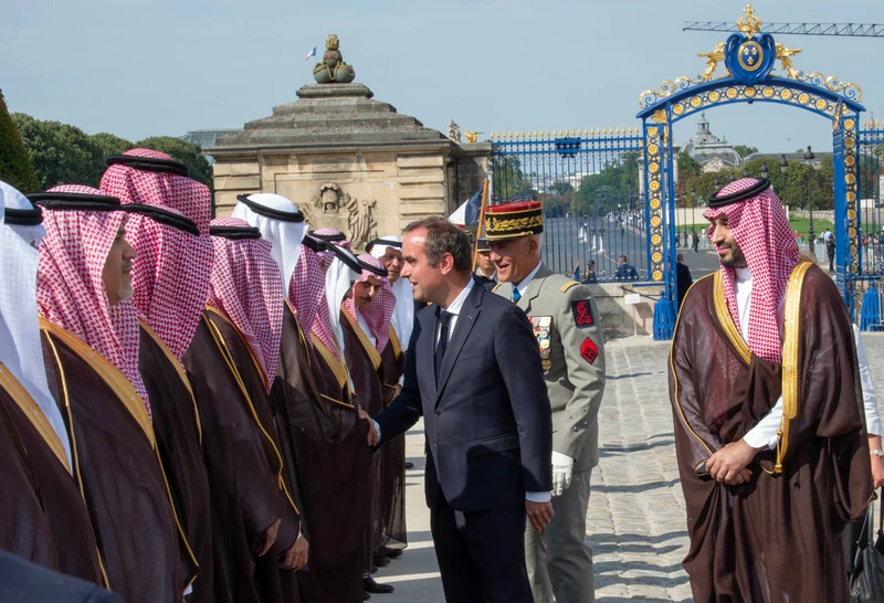 سمو سيدي ولي العهد يصل إلى قصر الإنفاليد في العاصمة باريس مستهلًا زيارة دولة إلى الجمهورية الفرنسية. - صورة 10