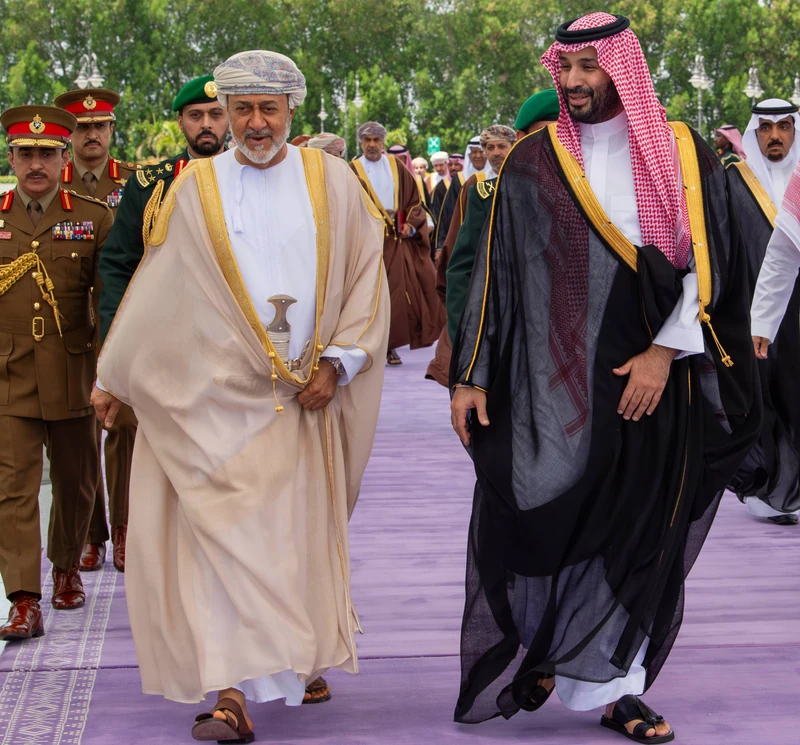 سلطان عُمان يصل إلى جدة وسمو سيدي ولي العهد في مقدمة مستقبليه - صورة 2