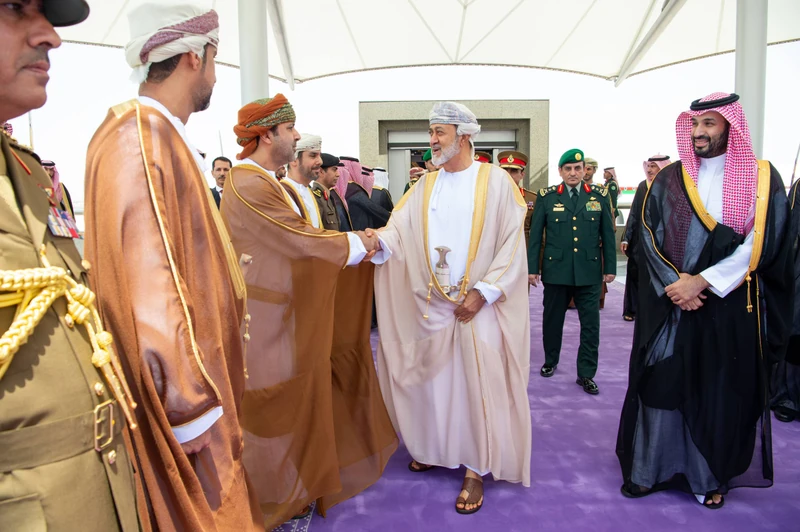 سلطان عُمان يصل إلى جدة وسمو سيدي ولي العهد في مقدمة مستقبليه - صورة 3